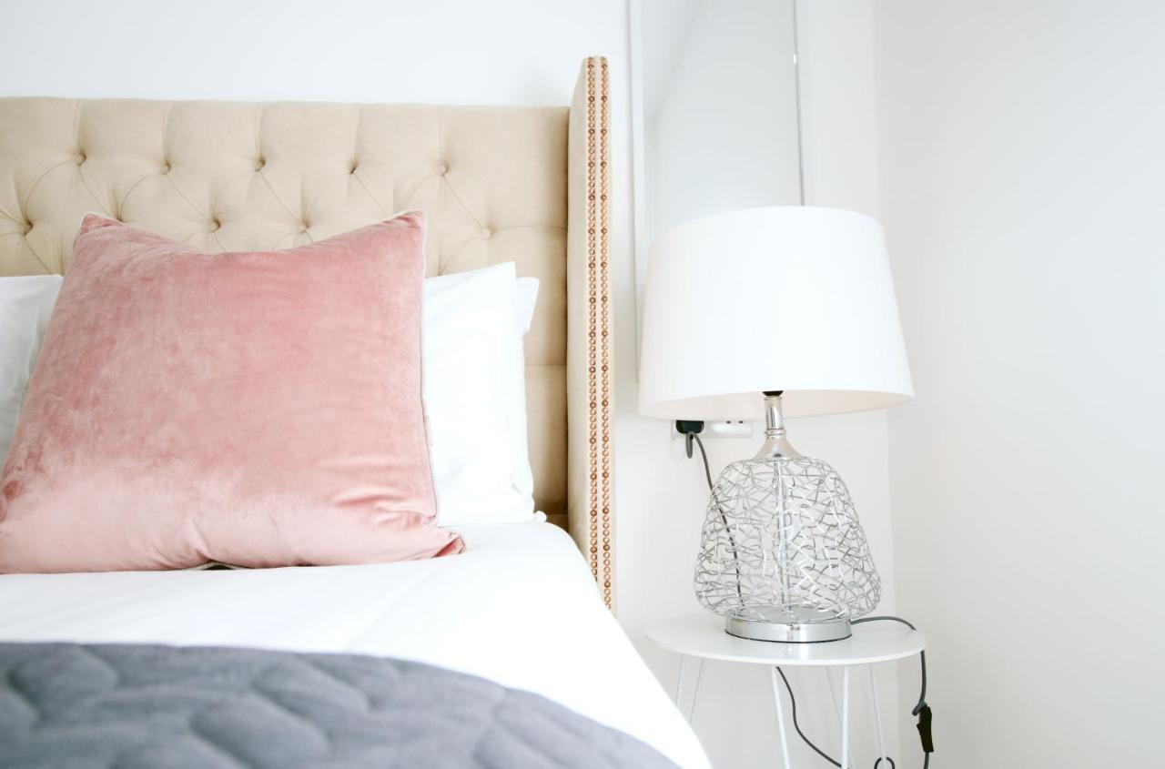 New Spacious 2 Bed Getaway - Private Courtyard! - Underfloor Heating Cardiff Eksteriør bilde